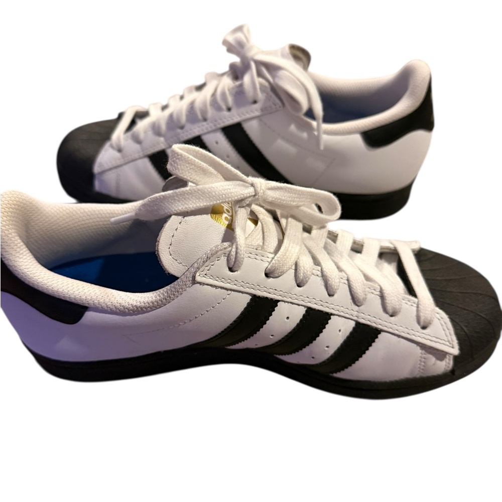 NW/OT Fits Women's 9.  Adidas Men's Classic White and Black Shell Toes